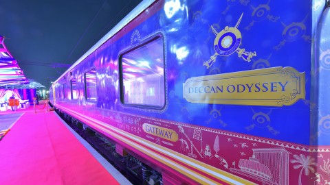 Deccan Odyssey vista exterior de noche